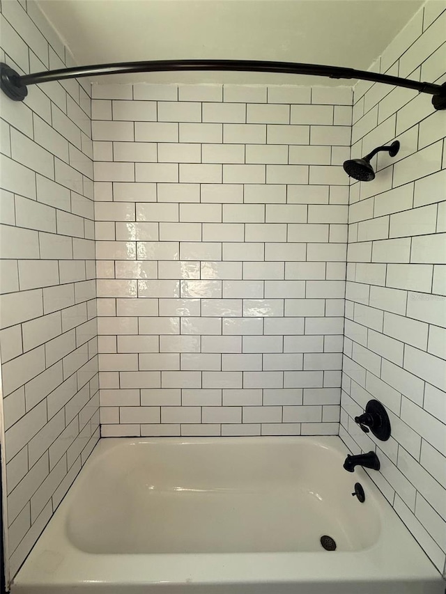 bathroom with bathtub / shower combination