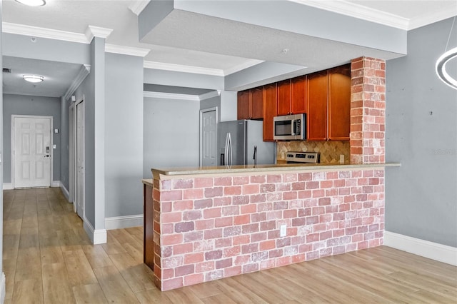 kitchen with light wood-style flooring, stainless steel appliances, baseboards, ornamental molding, and backsplash