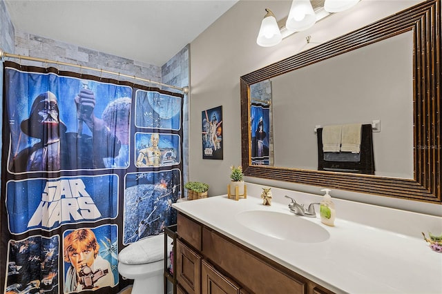 bathroom with a shower with shower curtain, vanity, and toilet