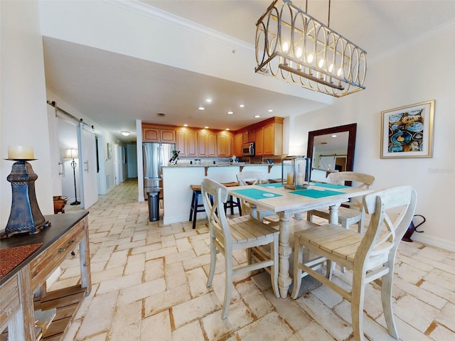 dining space with a barn door, baseboards, crown molding, and recessed lighting