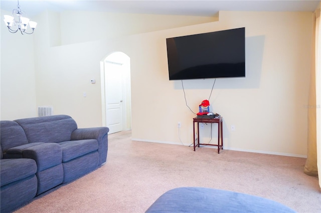 living area featuring arched walkways, lofted ceiling, carpet flooring, visible vents, and an inviting chandelier