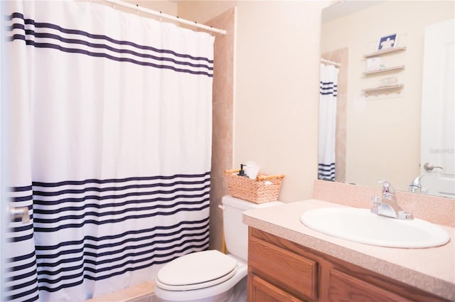 full bath featuring vanity, toilet, and a shower with curtain