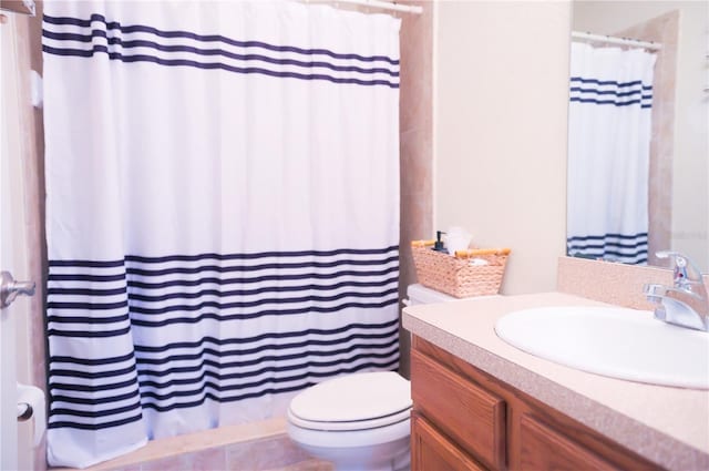 full bath featuring a shower with shower curtain, vanity, and toilet