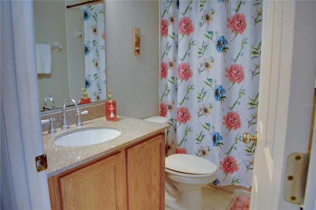 full bath featuring tile patterned flooring, a shower with shower curtain, vanity, and toilet