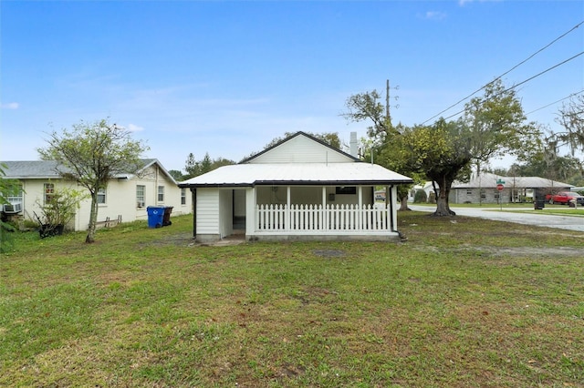 view of front of house featuring a porch and a front yard