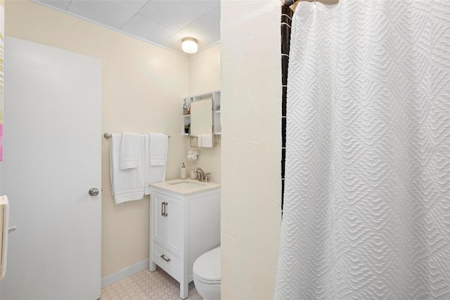 full bathroom with toilet, a shower with shower curtain, vanity, and baseboards