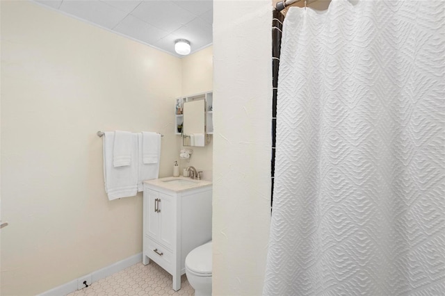 bathroom with toilet, baseboards, a shower with shower curtain, and vanity