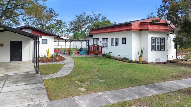 view of front facade featuring crawl space, a front lawn, and stucco siding