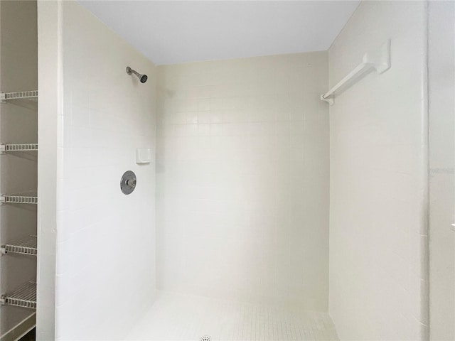 full bath with tiled shower