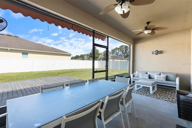 sunroom with ceiling fan