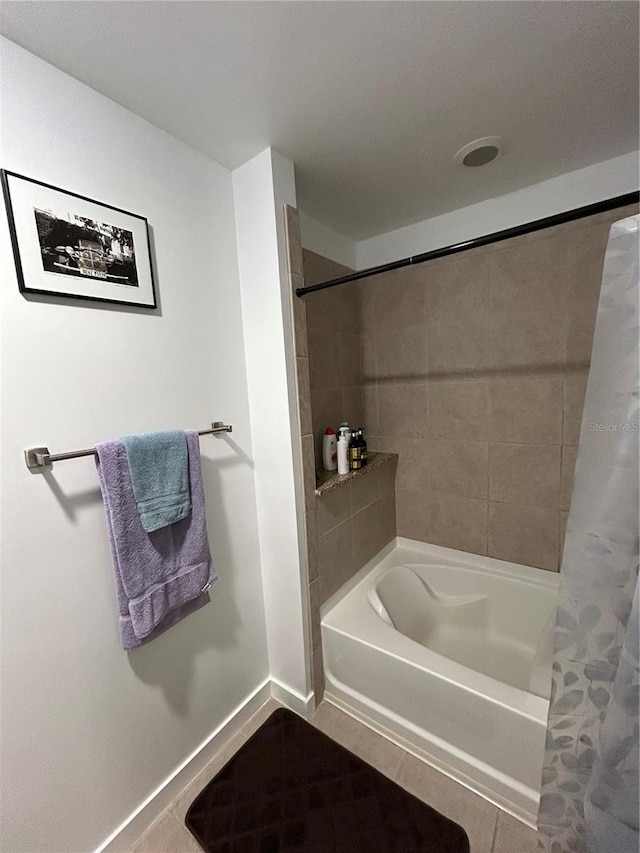 full bathroom with baseboards and shower / tub combo with curtain
