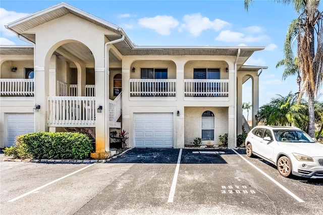 townhome / multi-family property featuring stucco siding