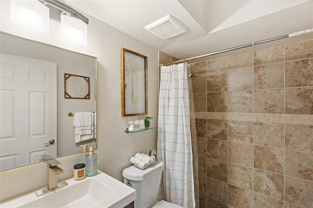 full bathroom featuring toilet, visible vents, a tile shower, and vanity