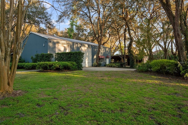 view of yard featuring an outdoor structure