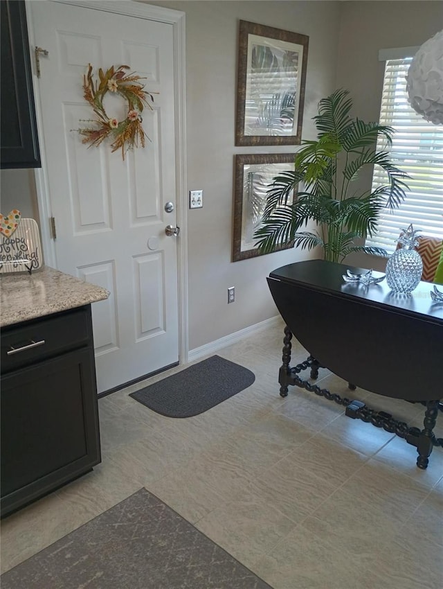 foyer entrance featuring baseboards