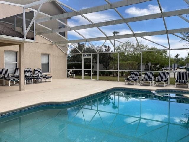 954 Lockbreeze Dr, Davenport, FL 33897 - view of swimming pool featuring a patio, a pool with connected hot tub, and glass enclosure