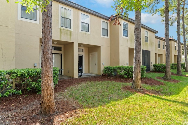 view of front of home featuring a front lawn and stucco siding