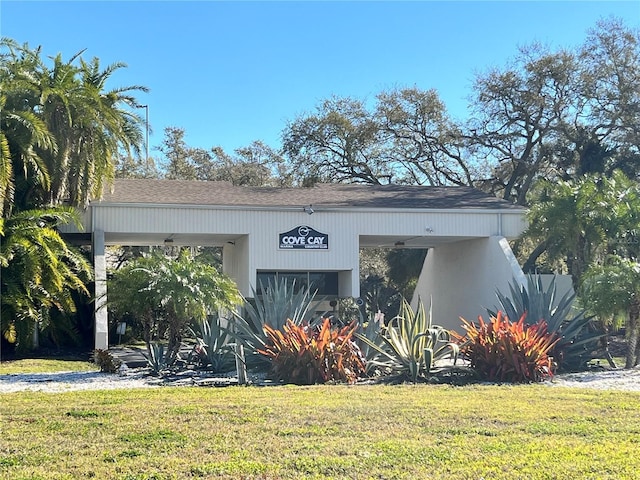 view of front facade with a front lawn