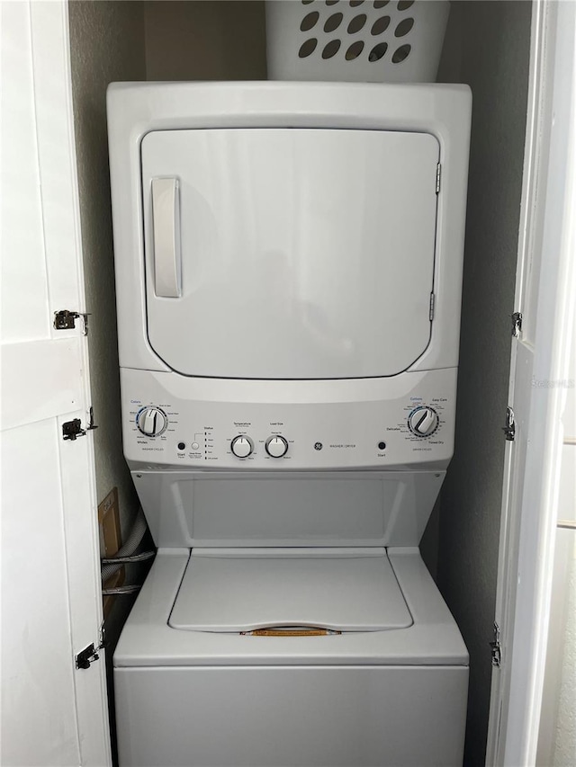 1000 Cove Cay Dr Unit 5E, Clearwater, FL 33760 - clothes washing area featuring laundry area and stacked washer / drying machine