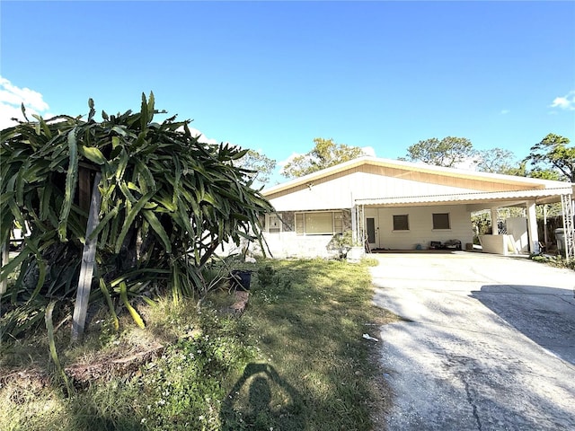 view of front of home with concrete driveway