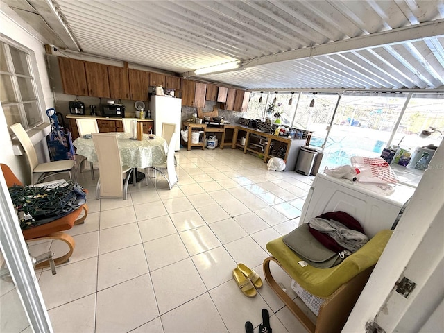 sunroom with washer / clothes dryer