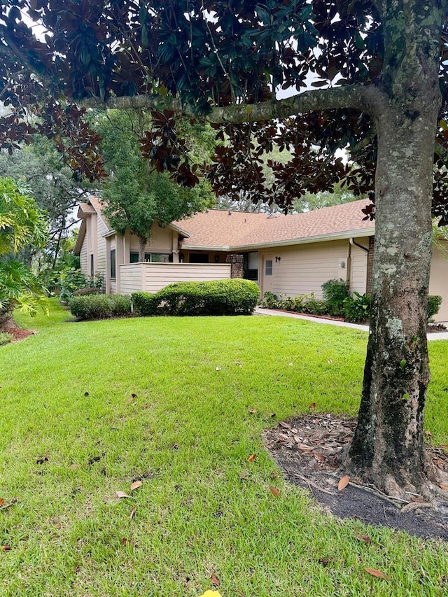 view of front facade featuring a front yard