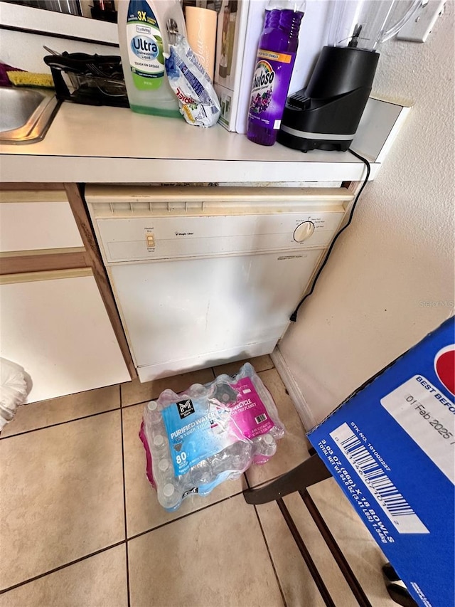 4954 Luna Negra Dr, Orlando, FL 32811 - room details featuring dishwashing machine