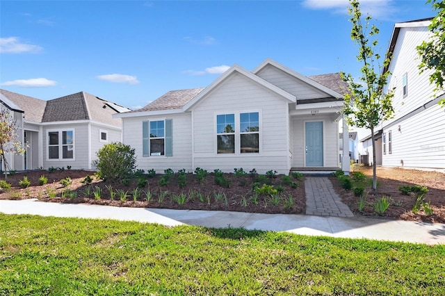 ranch-style home featuring a front lawn