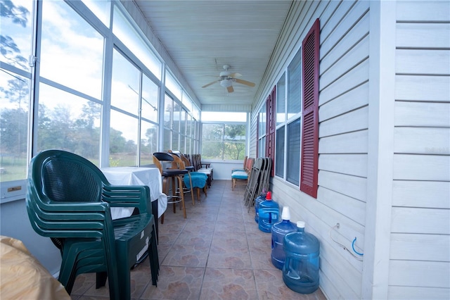 sunroom with ceiling fan