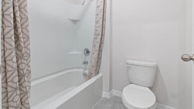 bathroom with toilet, baseboards, and shower / bath combo with shower curtain