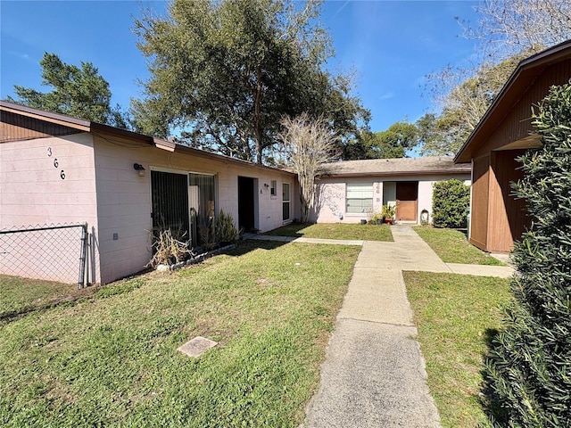 view of front facade featuring a front yard