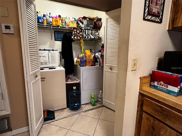 laundry room with laundry area, visible vents, independent washer and dryer, and light tile patterned floors