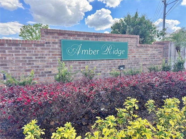 view of community / neighborhood sign