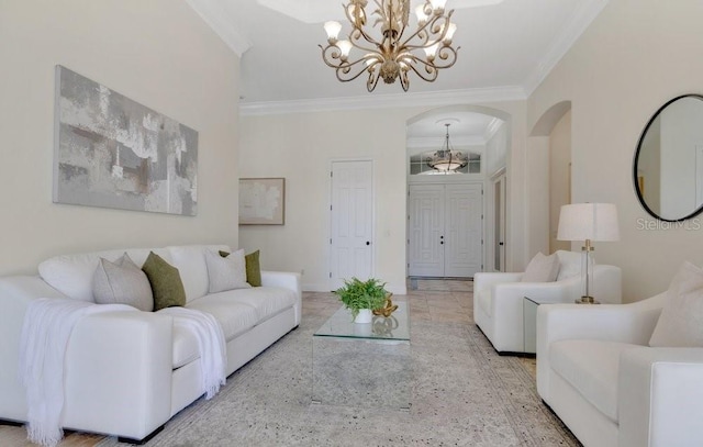 living room featuring baseboards, arched walkways, an inviting chandelier, and crown molding