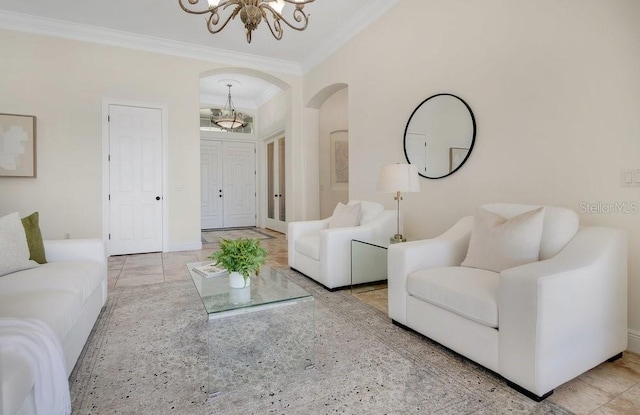 tiled living room featuring arched walkways, a notable chandelier, baseboards, and ornamental molding