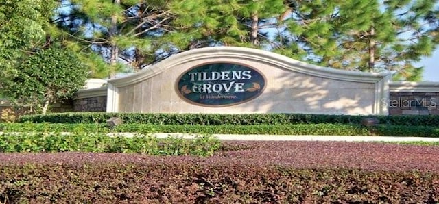 view of community / neighborhood sign