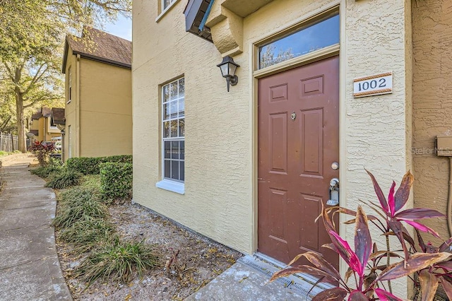 view of exterior entry with stucco siding