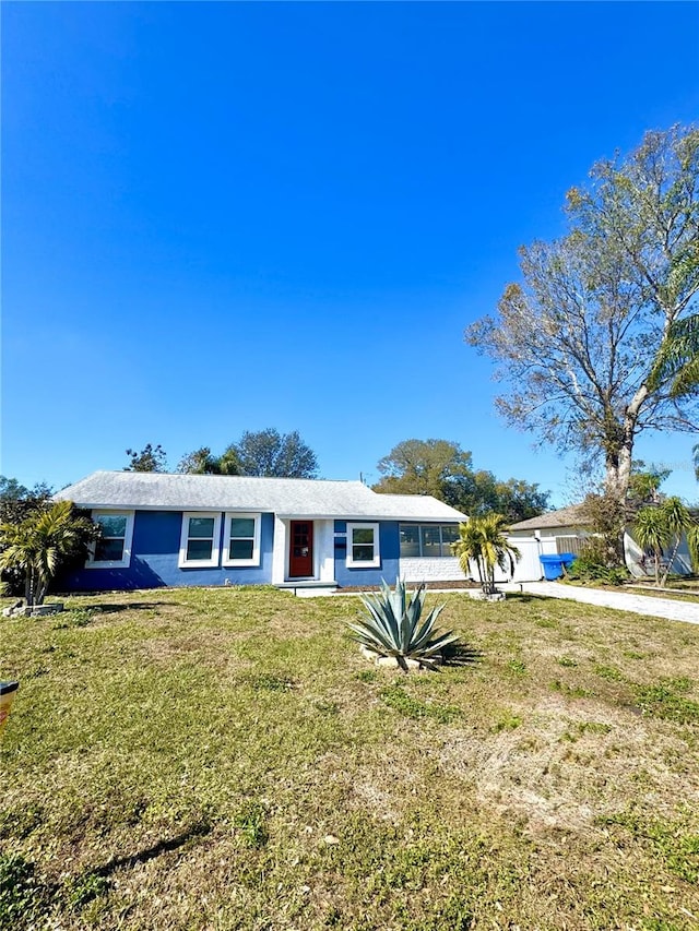 single story home featuring a front yard