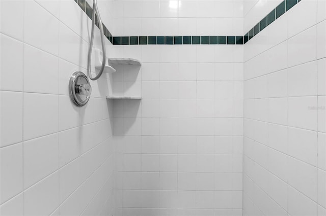 room details featuring a tile shower