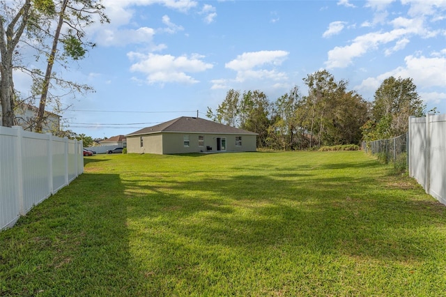 view of yard featuring a fenced backyard