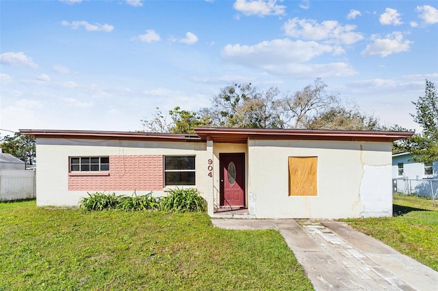 view of front of home featuring a front yard and fence