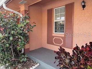 view of exterior entry with stucco siding