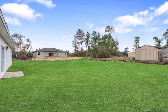 view of yard featuring an outdoor structure