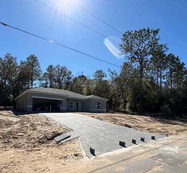 view of front facade featuring driveway and a garage