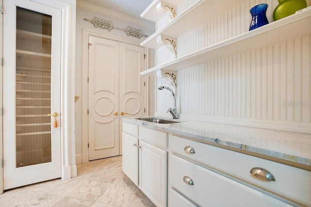 1400 Alabama Dr, Winter Park, FL 32789 - clothes washing area featuring a sink and crown molding