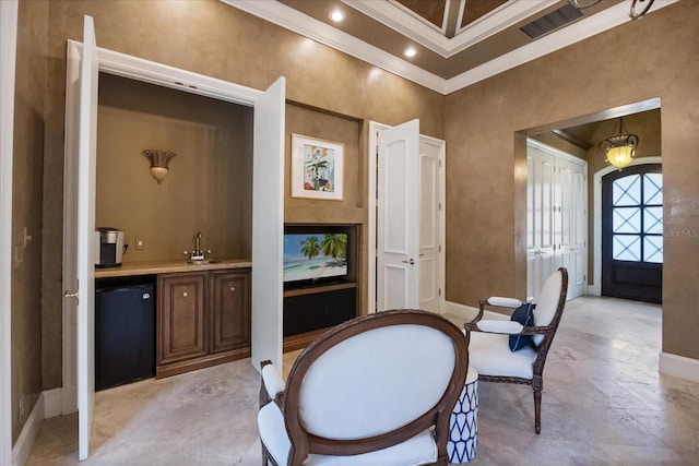 1400 Alabama Dr, Winter Park, FL 32789 - dining space featuring indoor wet bar, visible vents, baseboards, and crown molding
