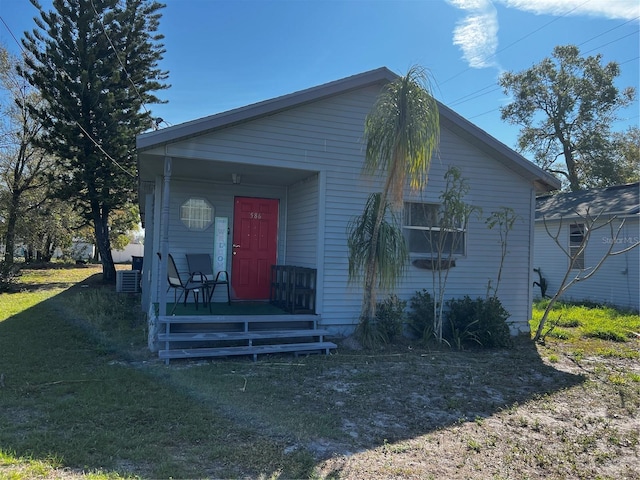 view of front facade featuring covered porch and a front yard