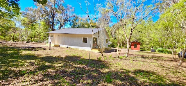 view of yard featuring a view of trees