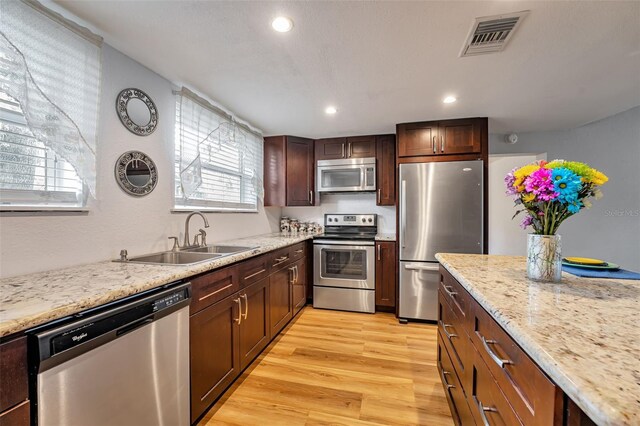 kitchen with visible vents, appliances with stainless steel finishes, light wood-style floors, a sink, and recessed lighting