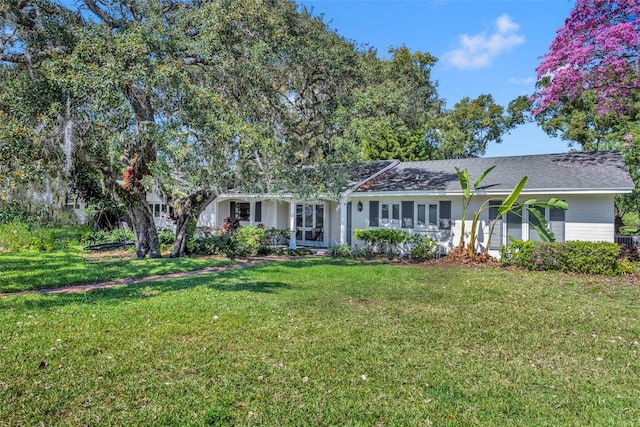 single story home with a front lawn